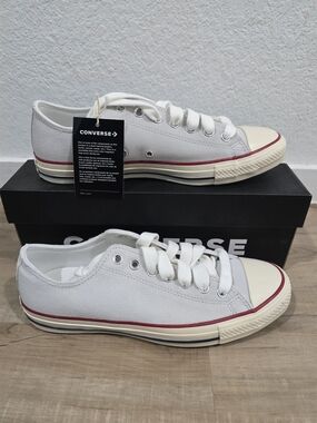 Converse Low Top Canvas Sneakers in Light Gray with Red Trim.8.5M/10.5W